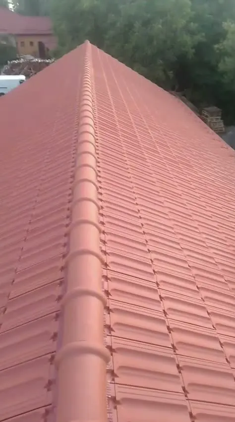 Acoperiș cu țiglă ceramică roșie finalizat