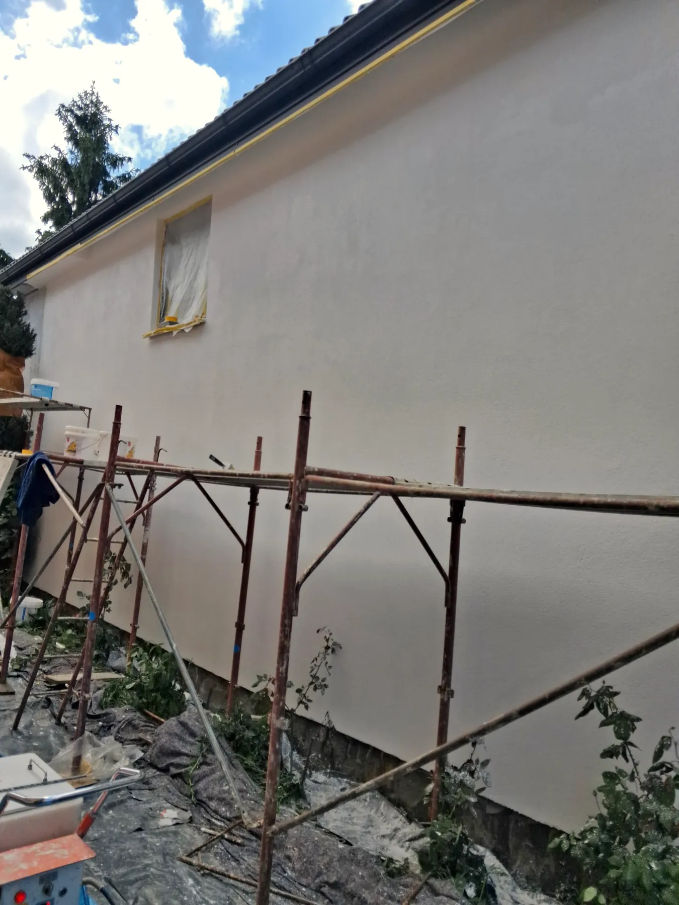 Fațadă albă cu tencuială decorativă proaspăt aplicată