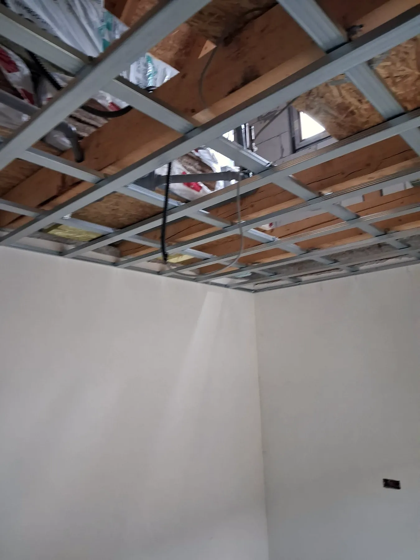 Structură de profile metalice pentru tavan din rigips