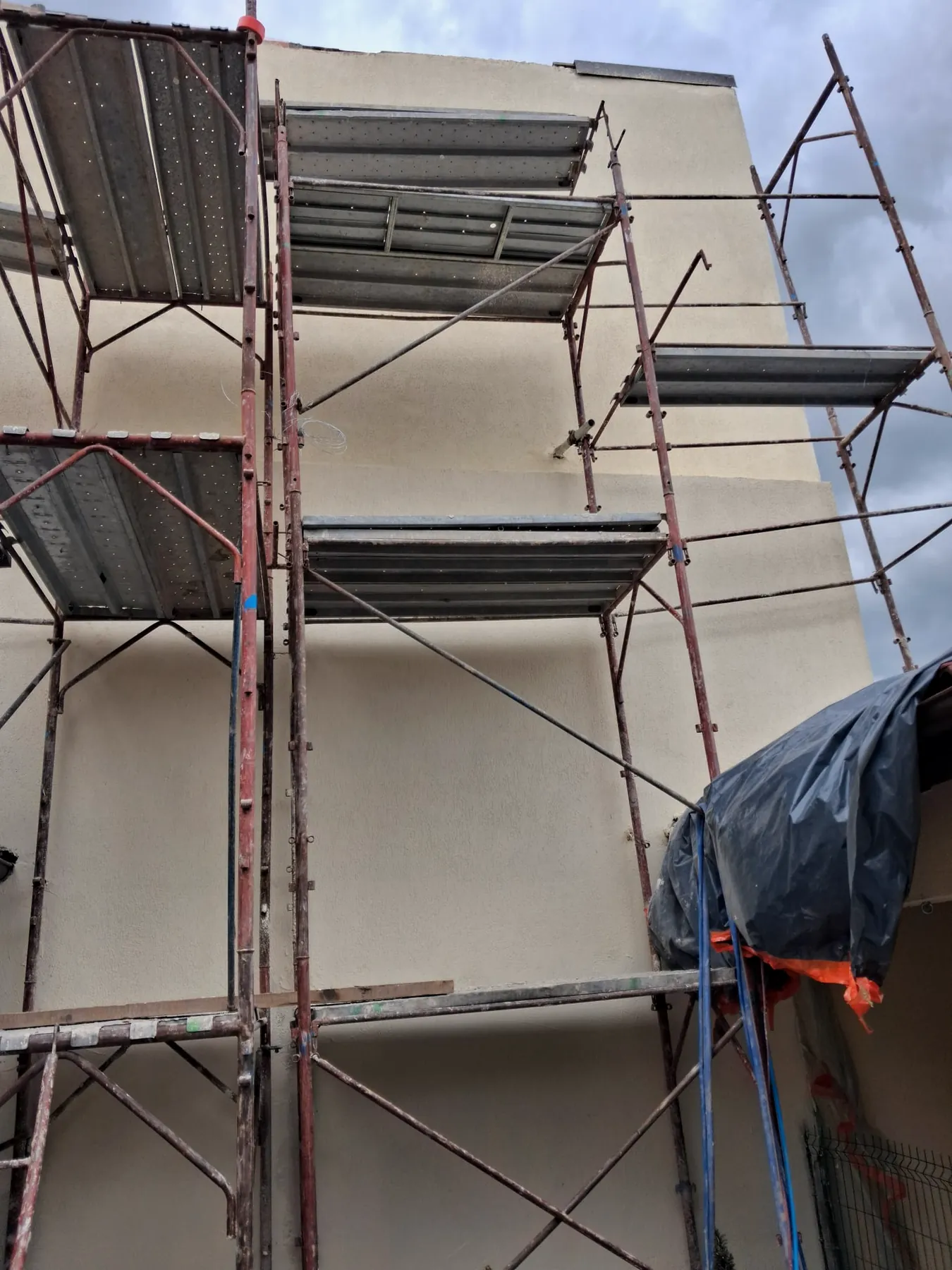 Clădire utilizată cu schelă pe fațadă, în timpul renovării
