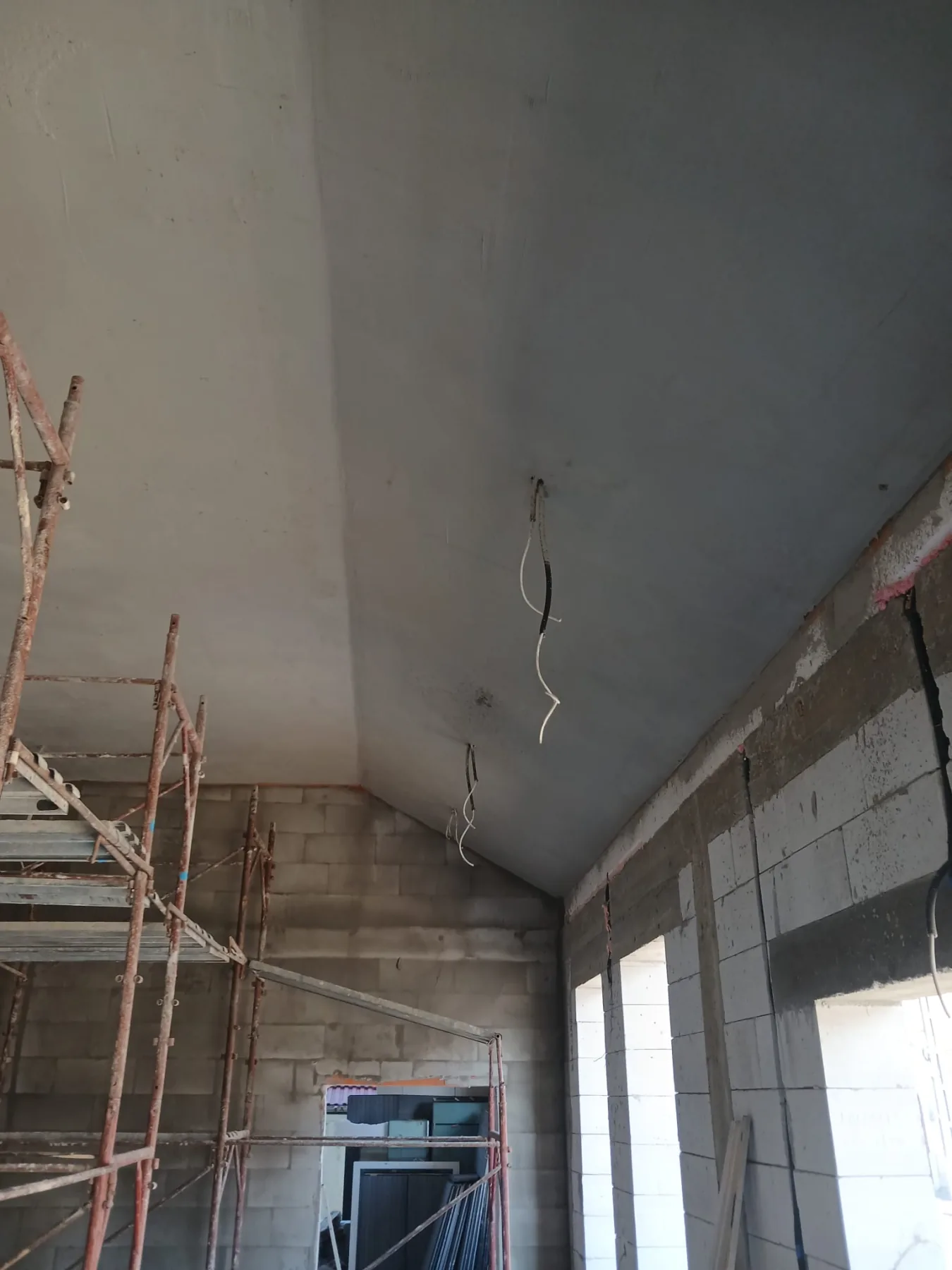 Tavan interior din rigips închis și pregătit pentru finisaj, cu traseele electrice lăsate la poziție